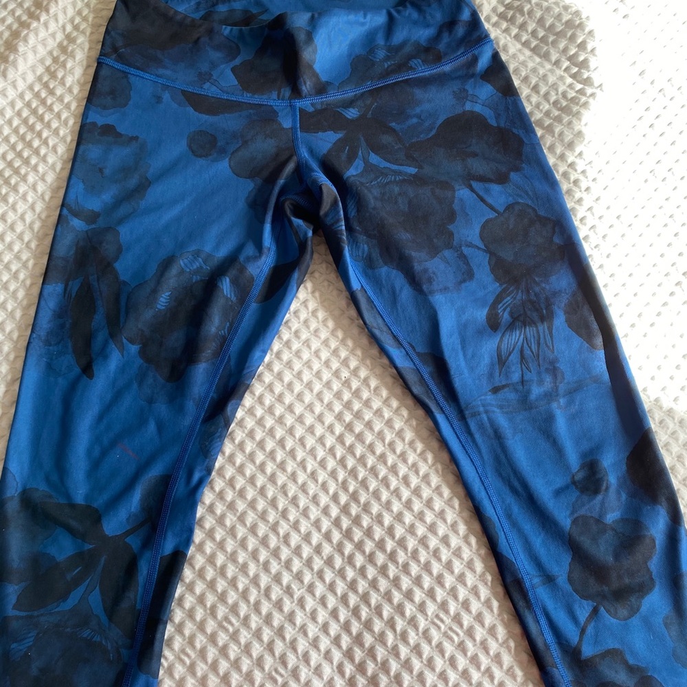 Lululemon black and blue Capri pants